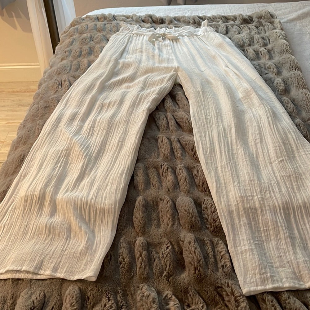 White wide leg pants with elastic draw string waist. Has pockets and lined.